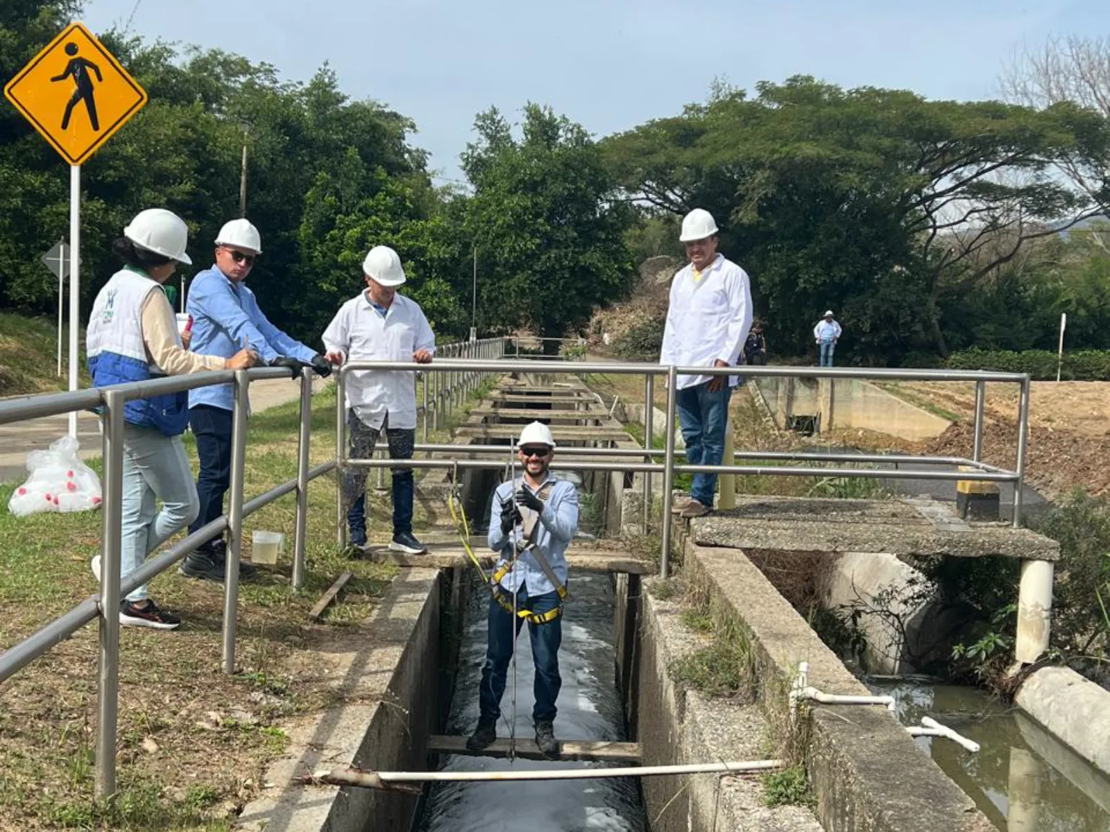 Equipo técnico realizando trabajo de campo en una estructura hidráulica